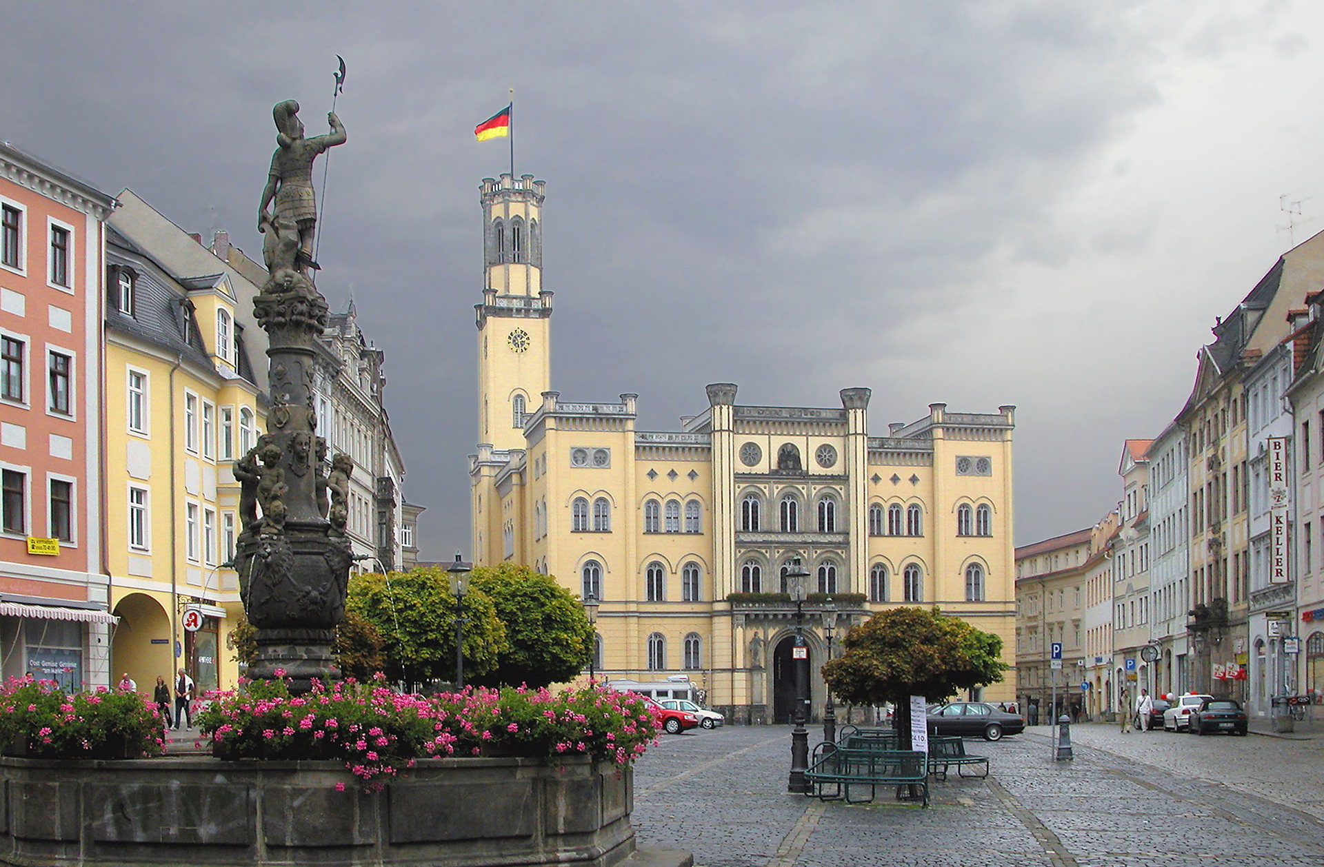 20031003250 DR Zittau Marktplatz Rolandbrunnen Rathaus